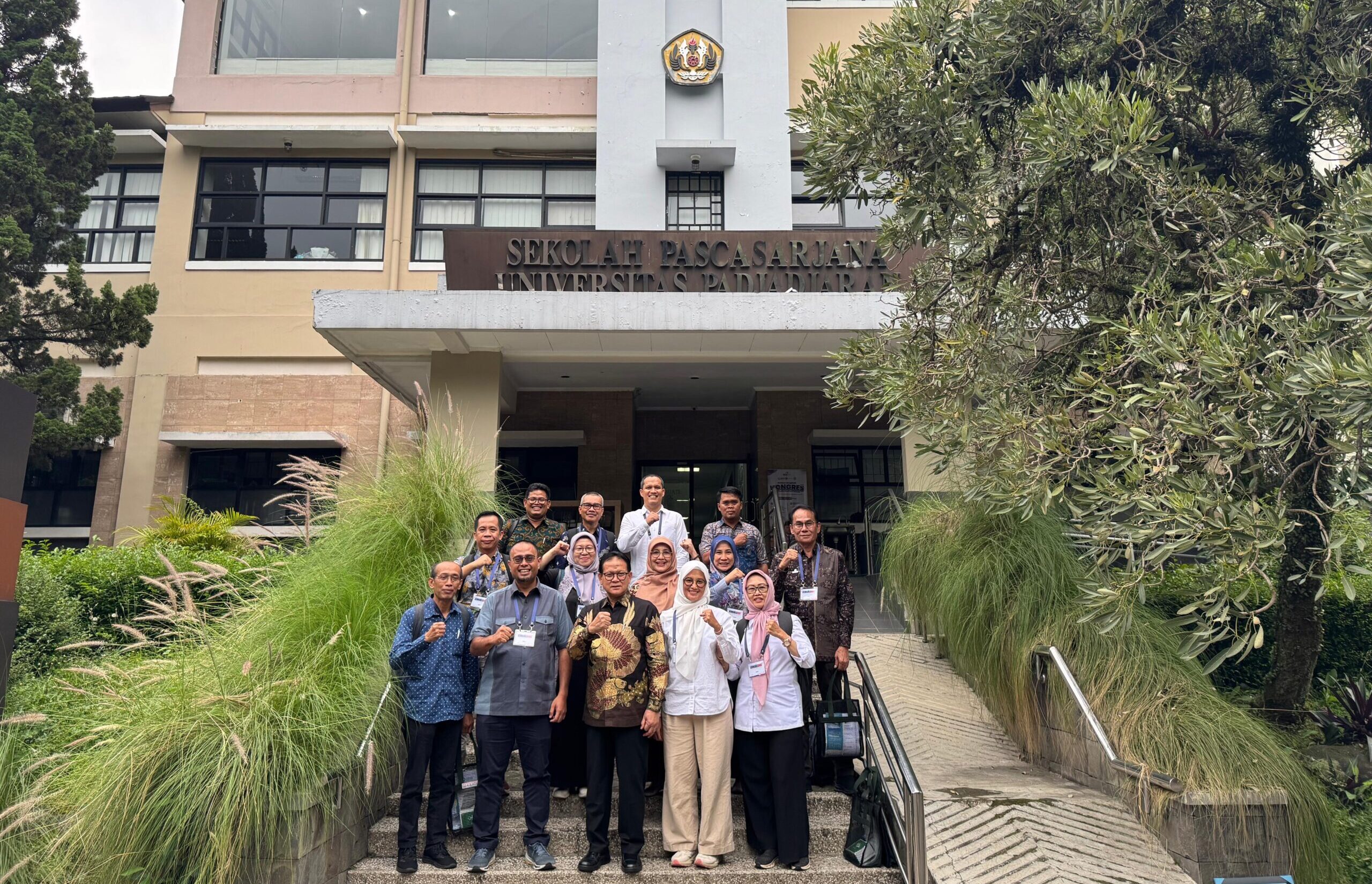 Prof. Rokhmin Dahuri (tengah-depan) bersama sebagian peserta kongres MAI ke-6, di kampus Unpad Dipatiukur, Bandung (10/5). ©Rokhmin Dahuri