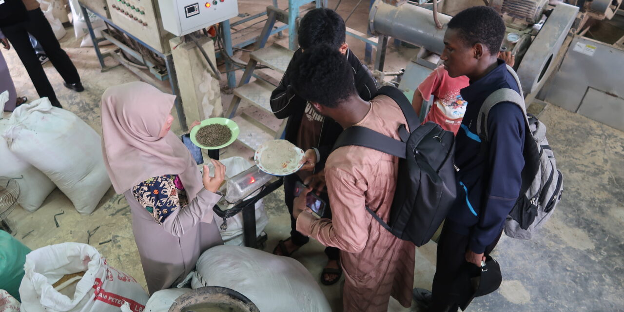 Dosen Polinela ajarkan mahasiswa Afrika meracik pakan ikan mandiri