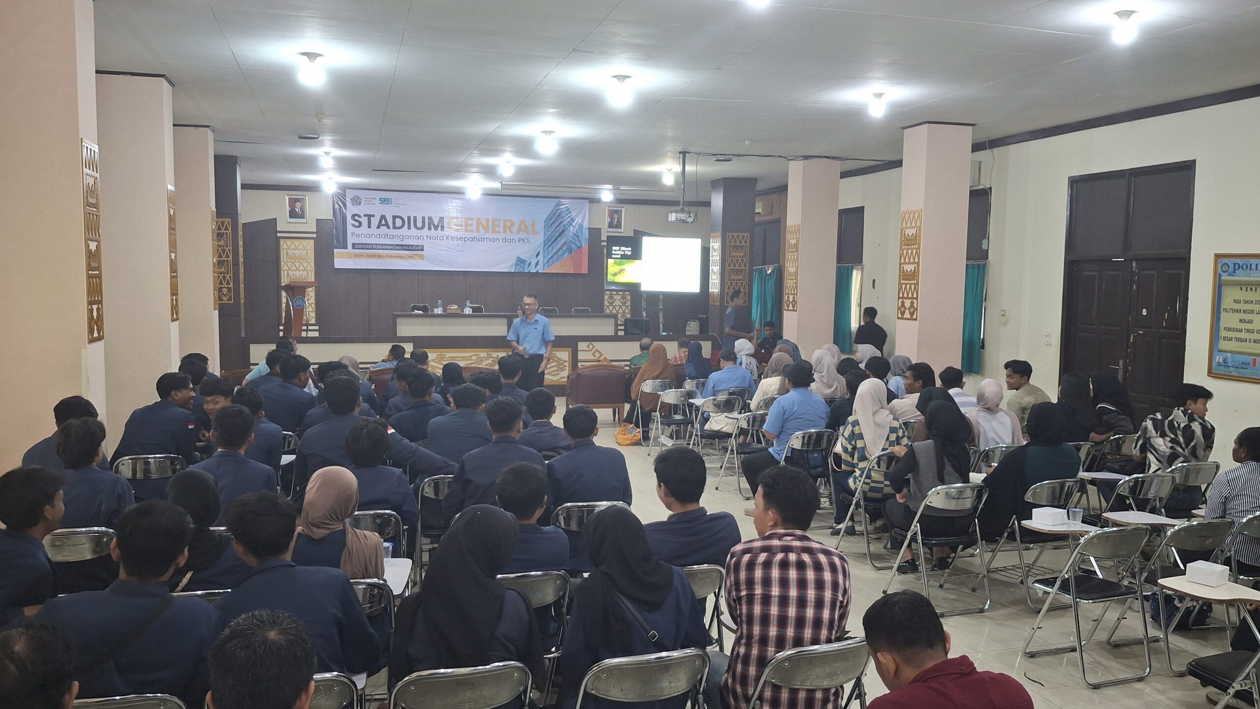 Dr. Agung Setiarto saat menyampaikan kuliah umum di Polinela (25/6). ©Asep Bulkini