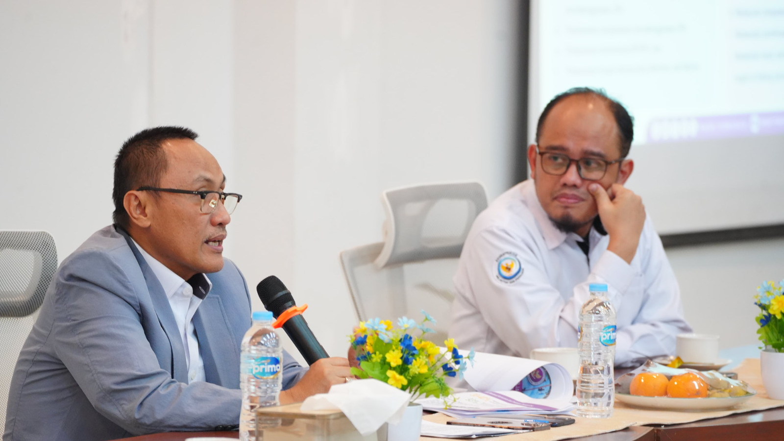 Muhammad Aqil Irham (kiri) dan Agus Cahyadi saat acara edukasi jaminan produk halal produk hasil perikanan di BRPI, Subang (22/7). ©KKP