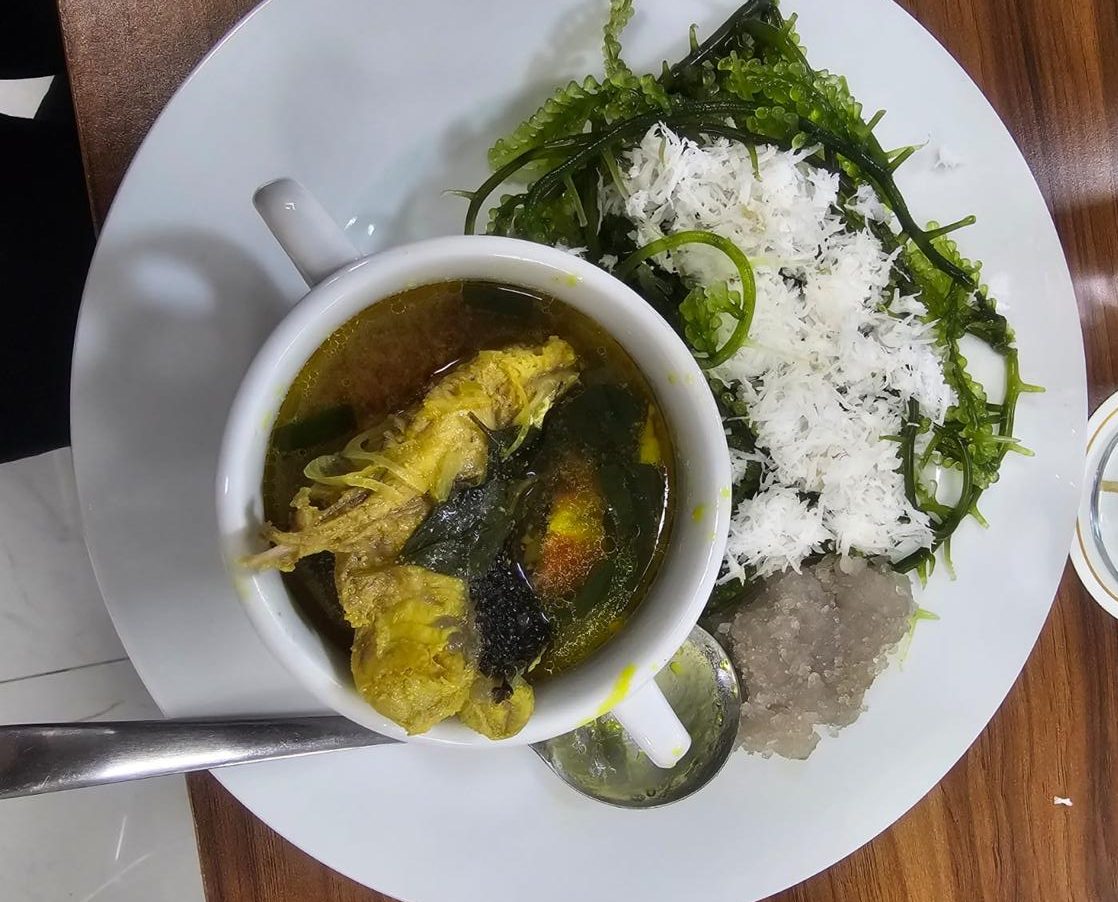 Menu tradisional Jepara yang terdiri dari pindang ikan serani, urap latoh anggur laut (Caulerpa) dan sagu. ©TSIN/Tri Winarni