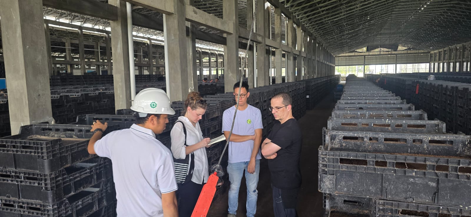 Kunjungan tim Hatch Blue ke fasilitas produksi maggot Biocycle