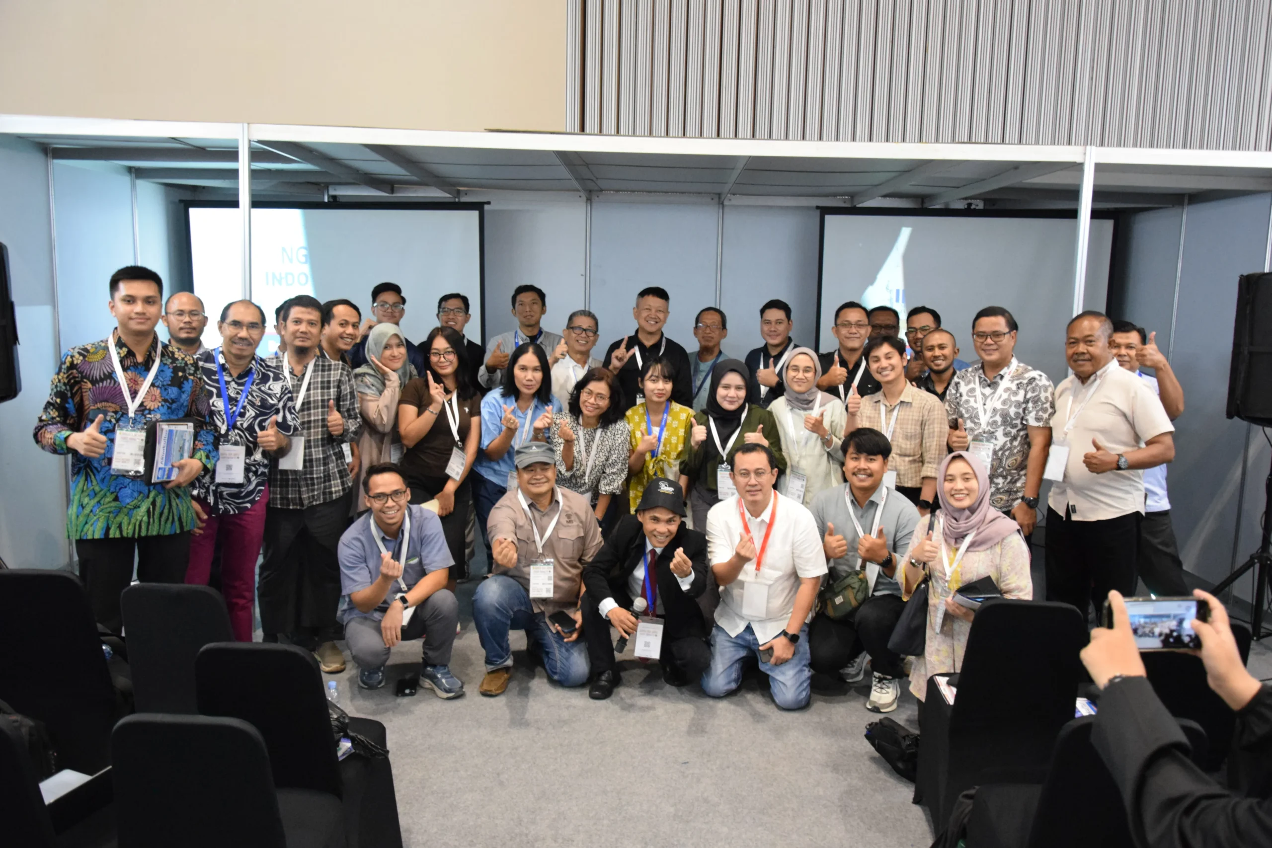 Foto bersama peserta seminar "Bedah Zona Nyaman Udang: Strategi Kunci Panen Sukses Berkali-kali" pada Indo Fisheries 2026. ©Minapoli/Aditya Mukti