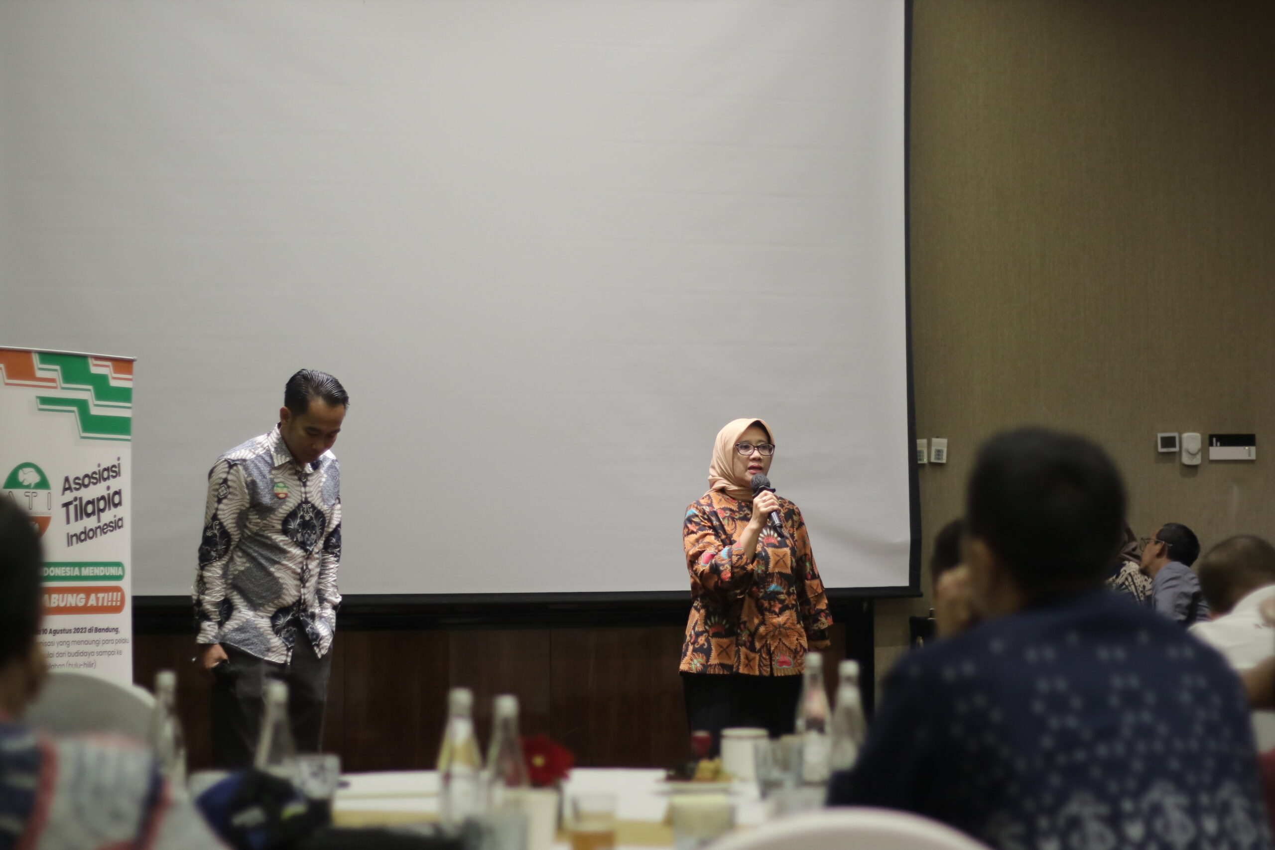 Titik Mustikasari (kanan), Direktur Utama PT Perikanan Indonesia, saat berdiskusi dengan para pelaku usaha bubdidaya ikan nila di Bandung. ©Asep Bulkini